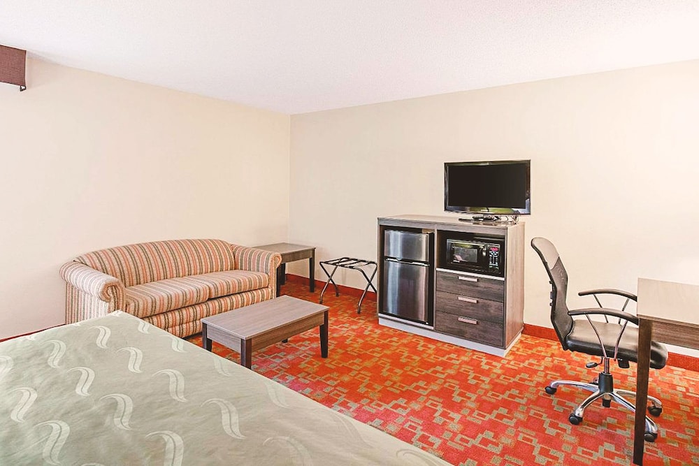 Norwood Inn & Suites Milwaukee 37/43