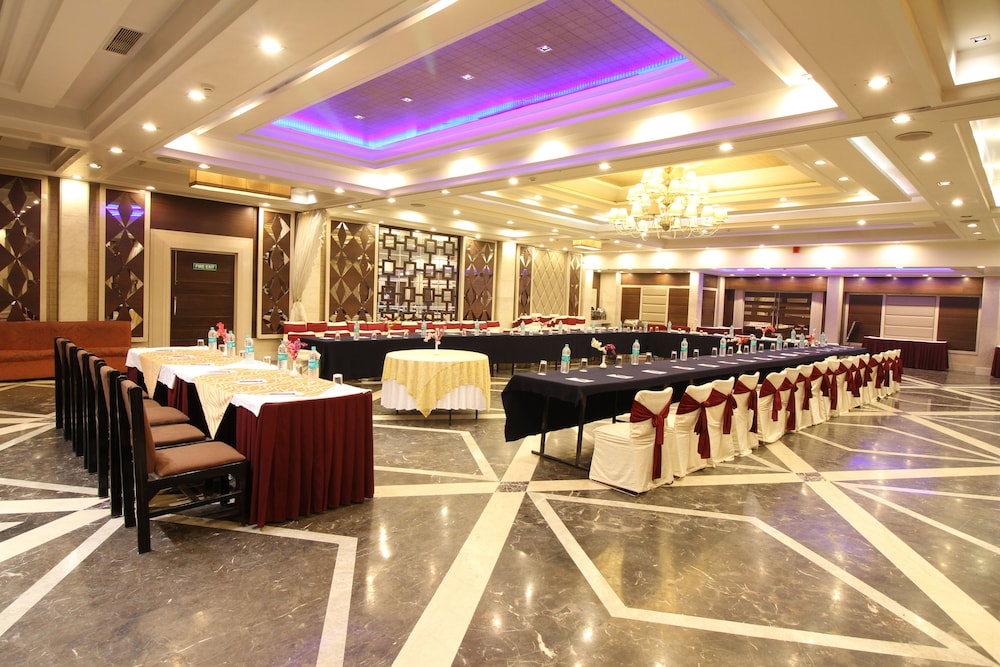 Hotel Chanakya Patna 7/34