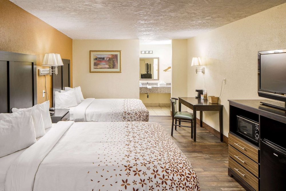 Americana Inn a Travelodge by Wyndham 18/50