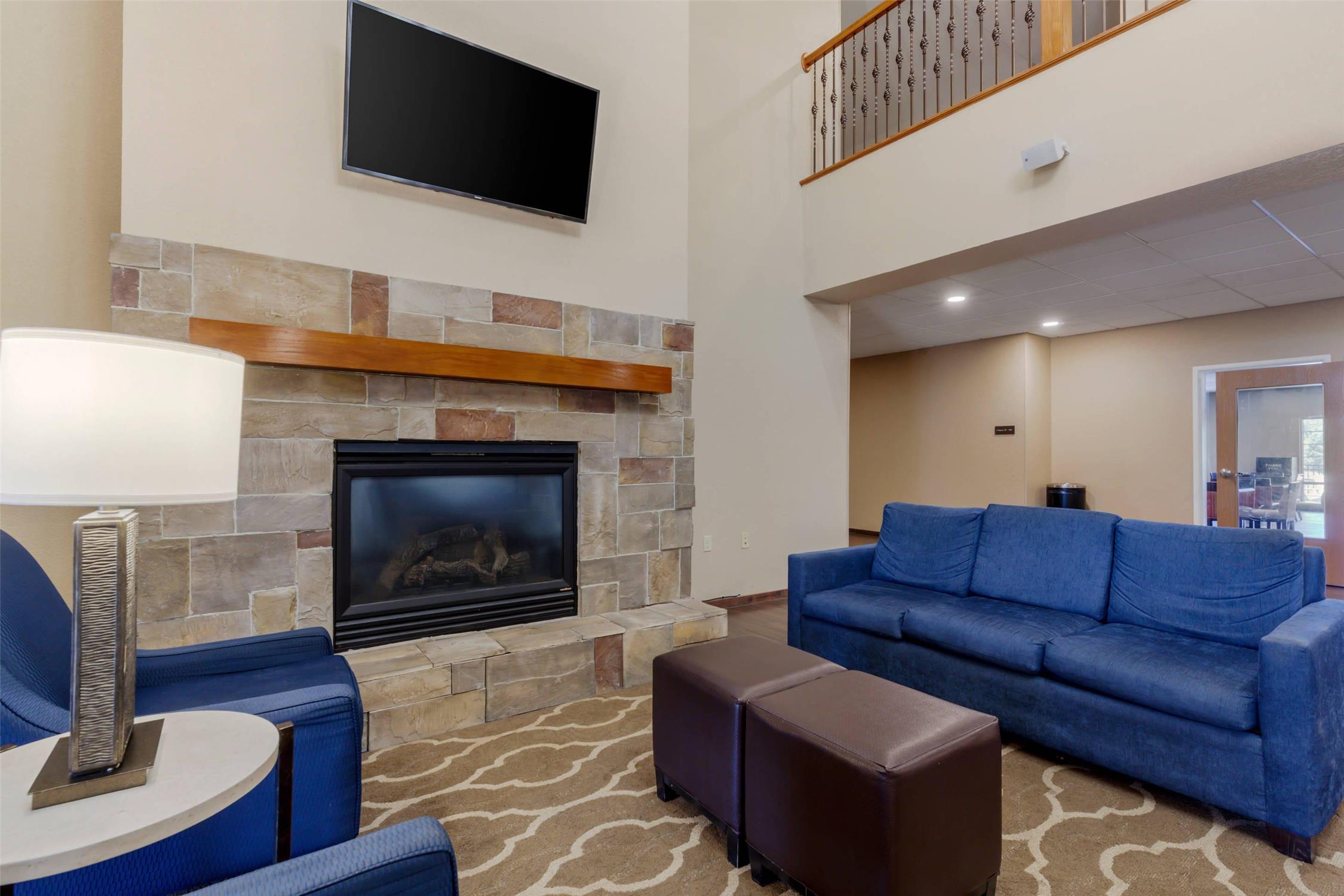 Comfort Suites Johnson Creek Conference Center 15/23