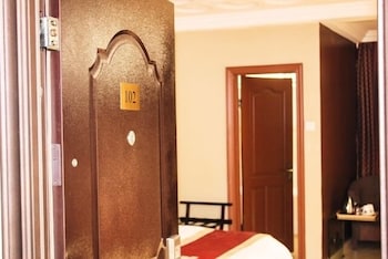 Airport West Hotel 49/75