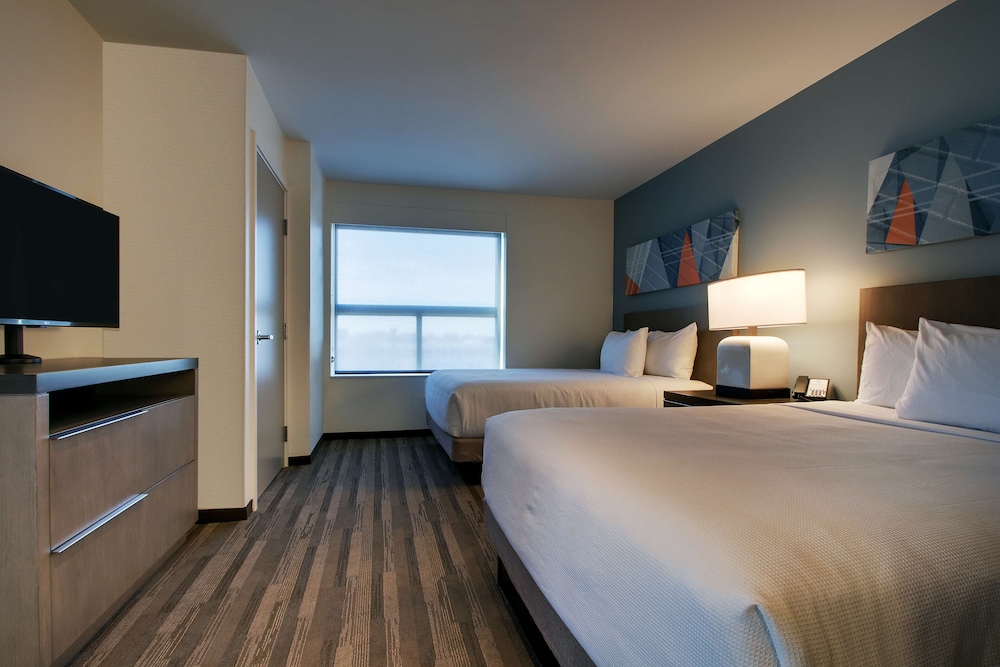 Hyatt House Oak Brook 21/64