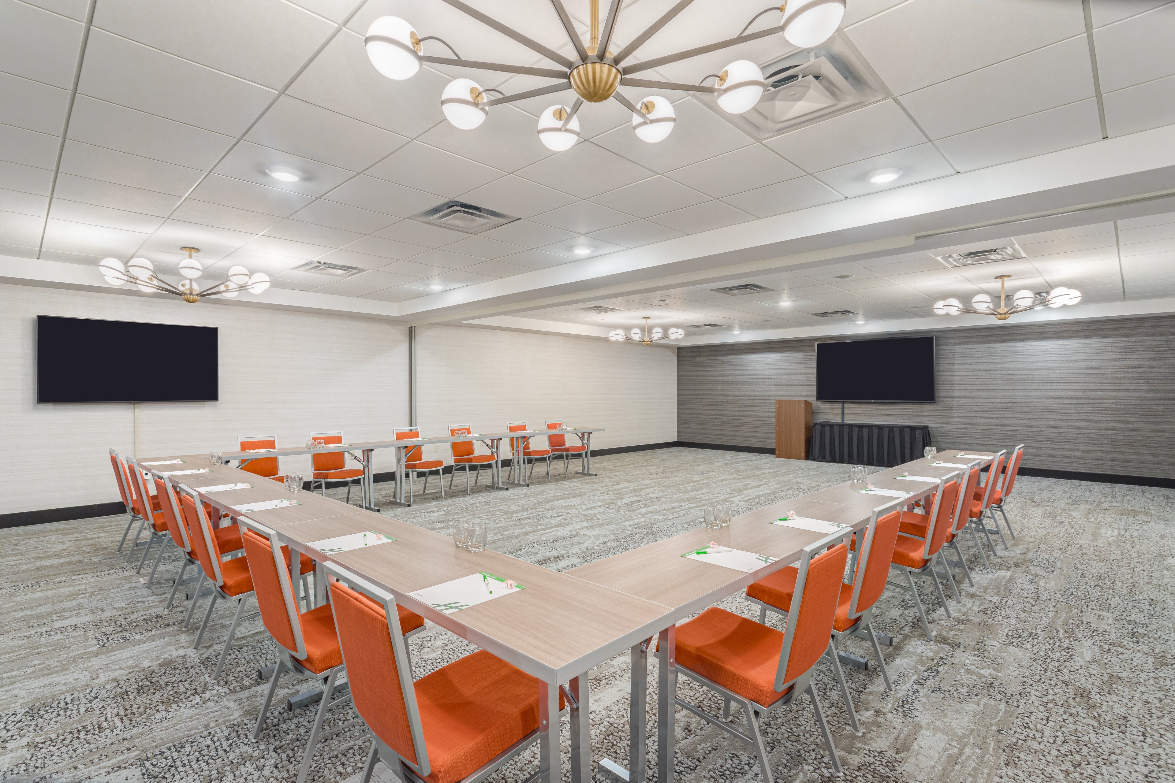 Holiday Inn Columbus an IHG Hotel (ex. Comfort Inn and Suites) 47/58