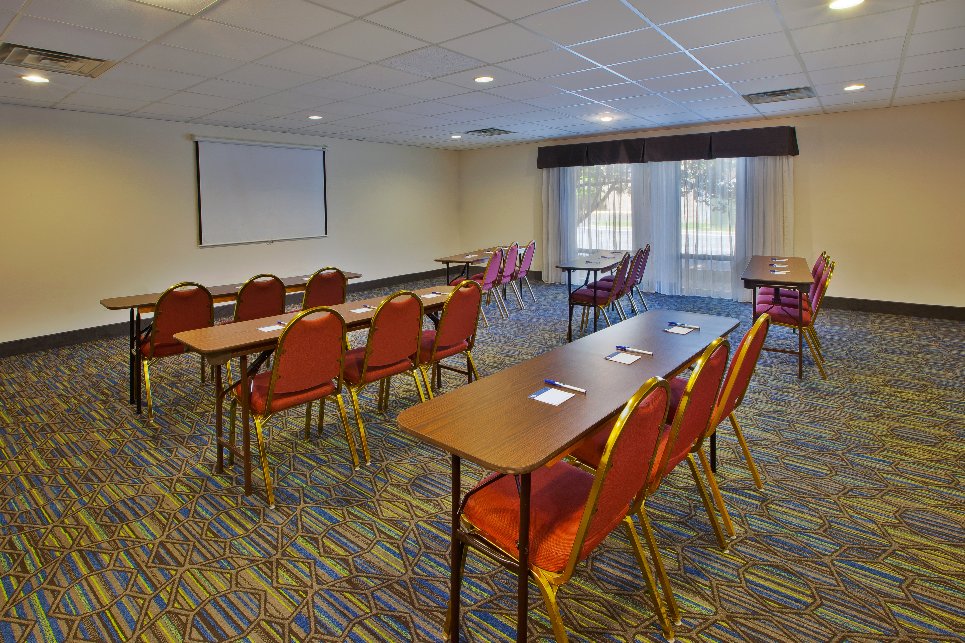 Holiday Inn Express Hotel And Suites Cincinnati Northeast Milford 48/49