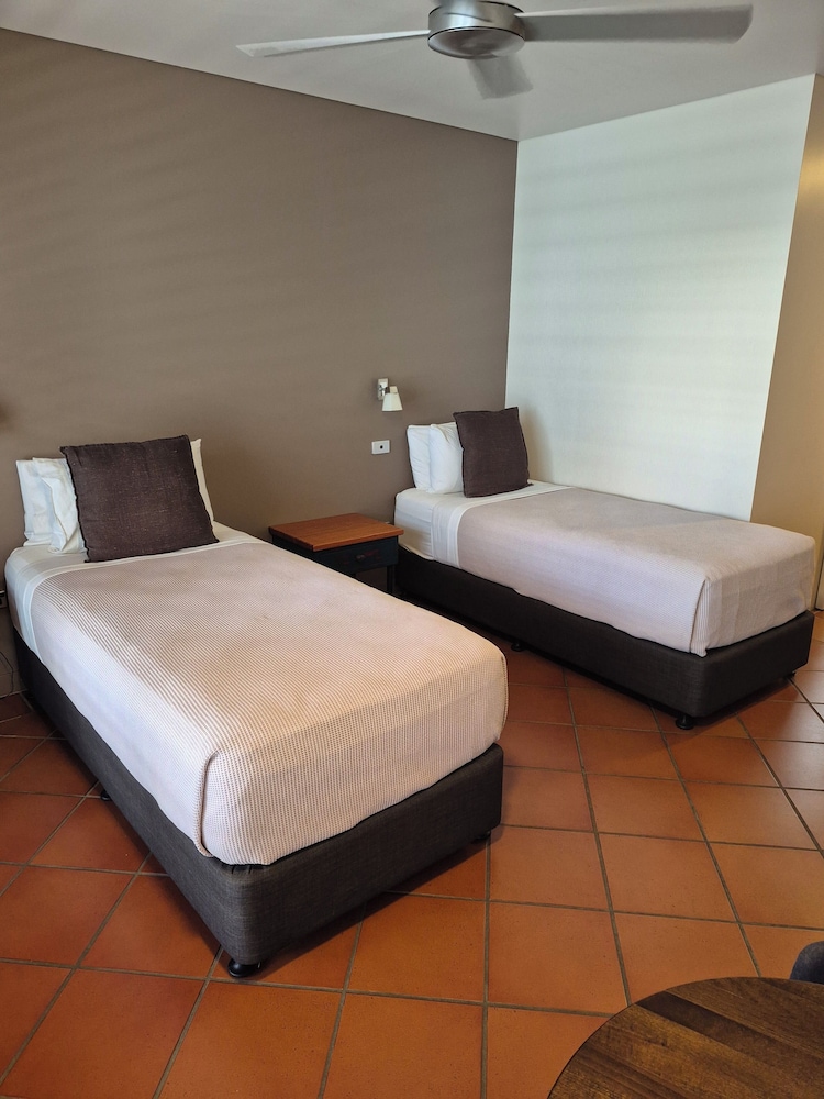 Resort, Twin Beds