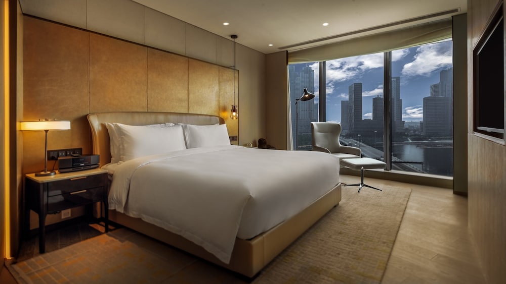 غرفة كلوب بسرير كينج بإطلالة على النهر مع دخول صالة النادي لذوي الإعاقة