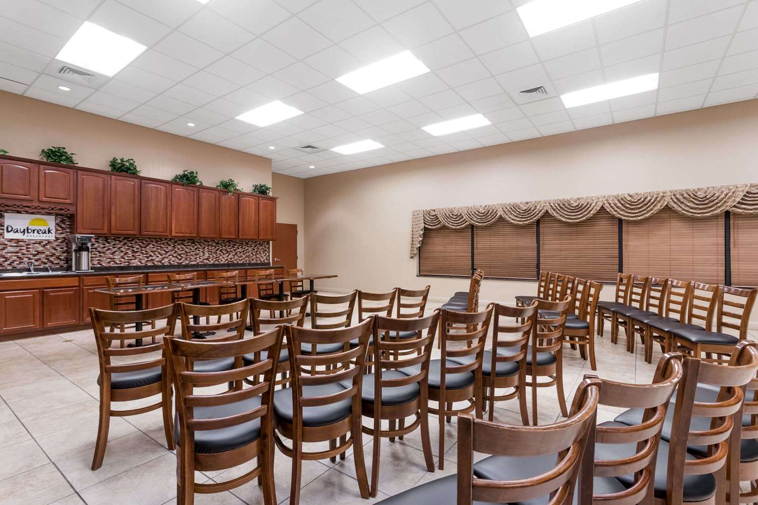 Days Inn & Suites by Wyndham Lakeland 64/85