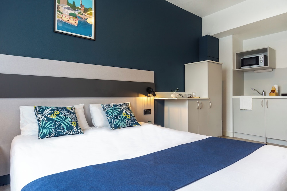 PREMIUM, STUDIO, DOUBLE BED, KITCHENETTE