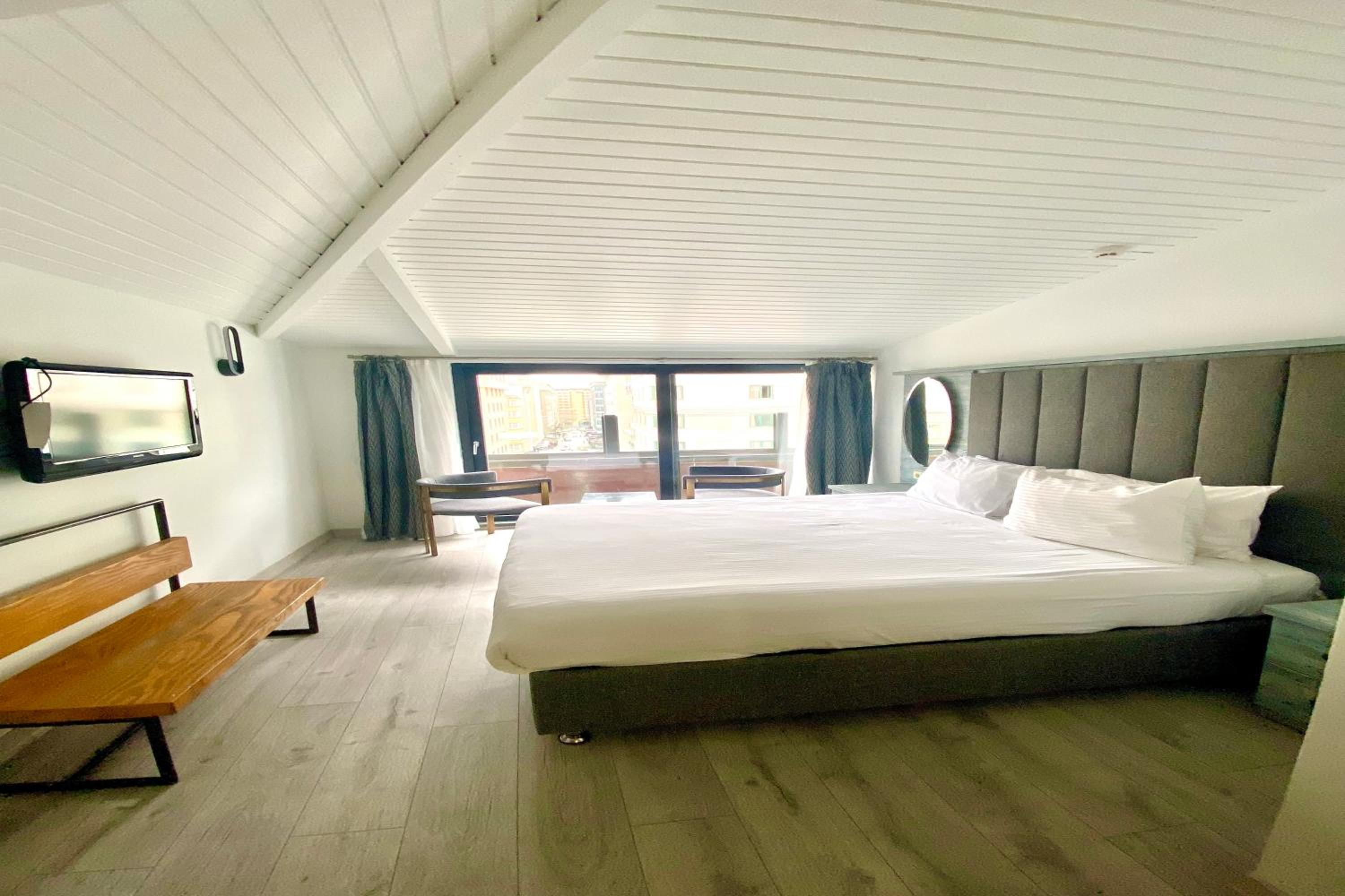 Deluxe, Queen Bed, Attic