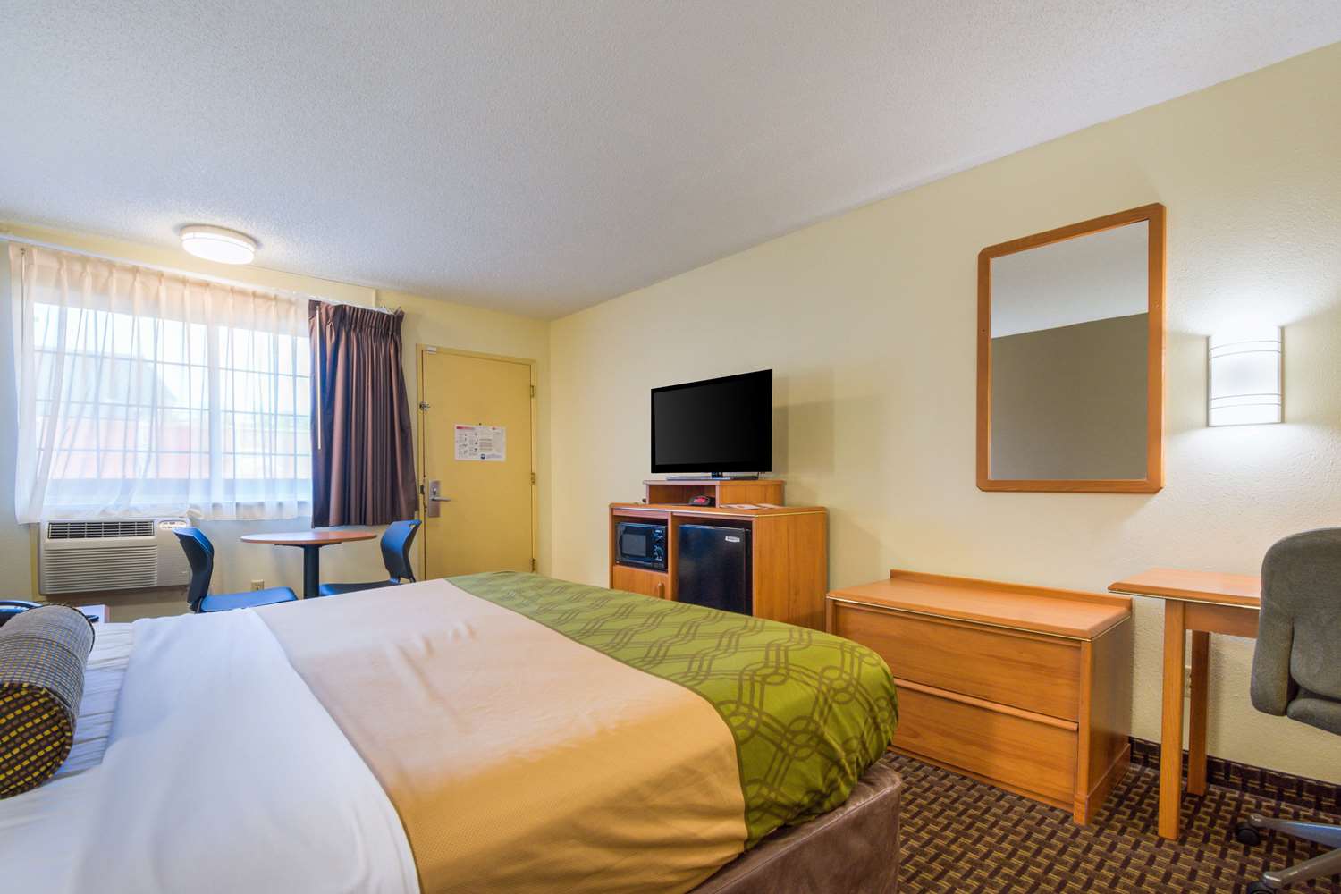 1 King Bed - Non-Smoking, Micfridge