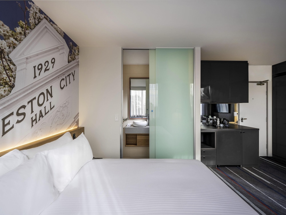 SUPERIOR, QUEEN BED