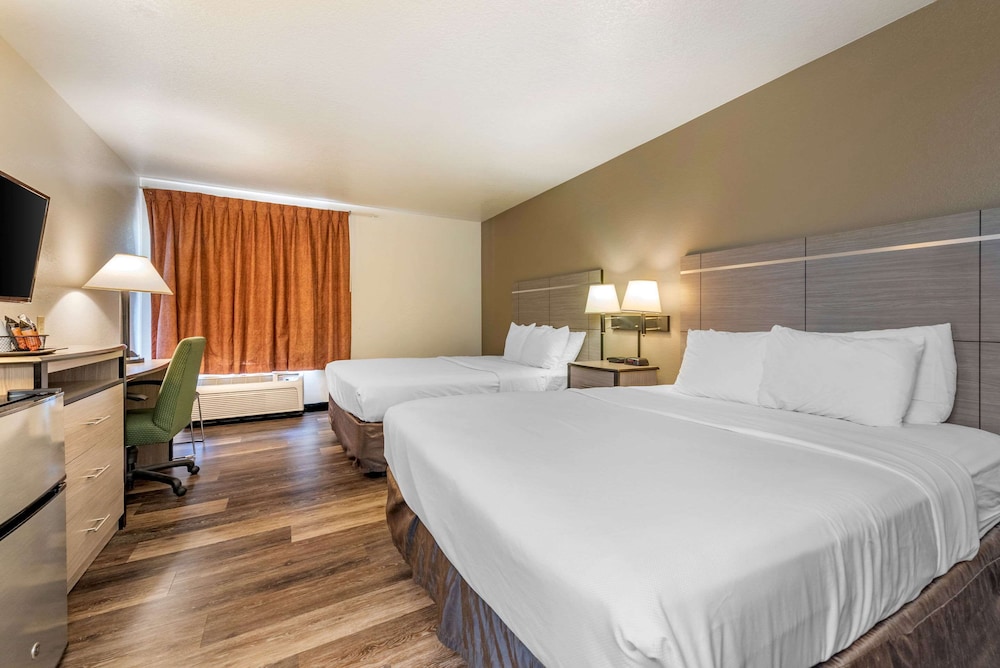 Econo Lodge Pueblo North 14/40