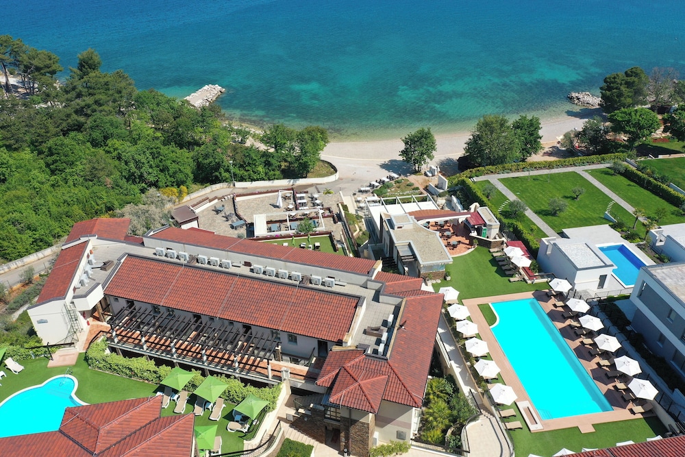 Blue Waves Resort in MALINSKA-DUBASNICA