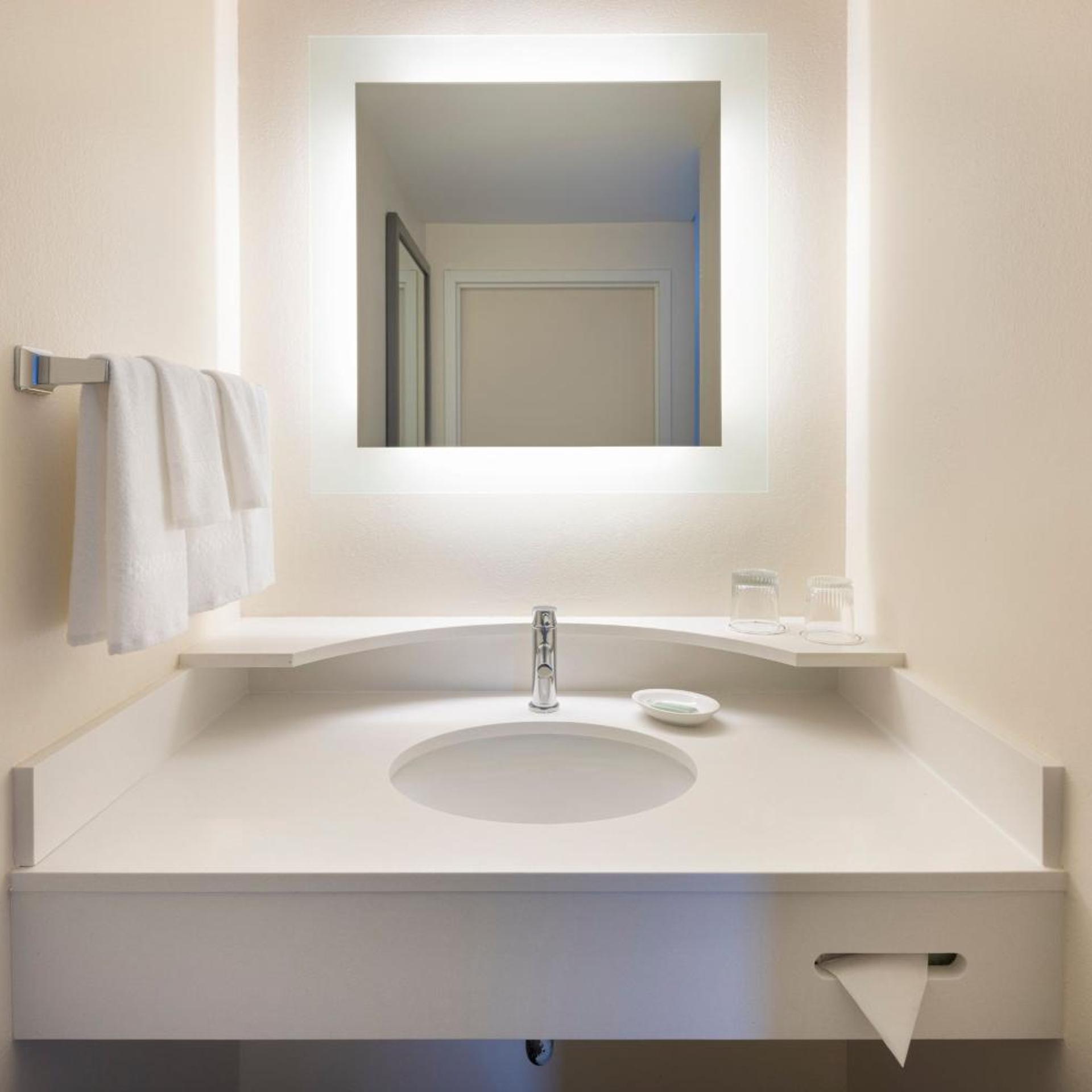 جناح بسريرين مزدوجين مع أريكة بحوض استحمام لذوي الإعاقة، Springhill Suites By Marriott Newark Liberty International 7/8