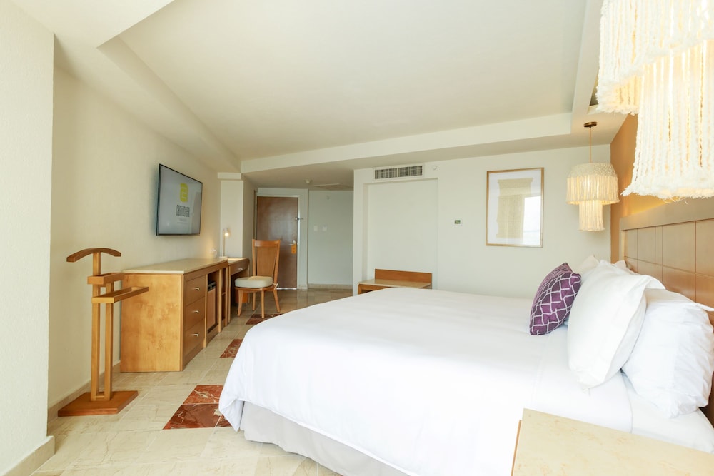 DELUXE, KING BED