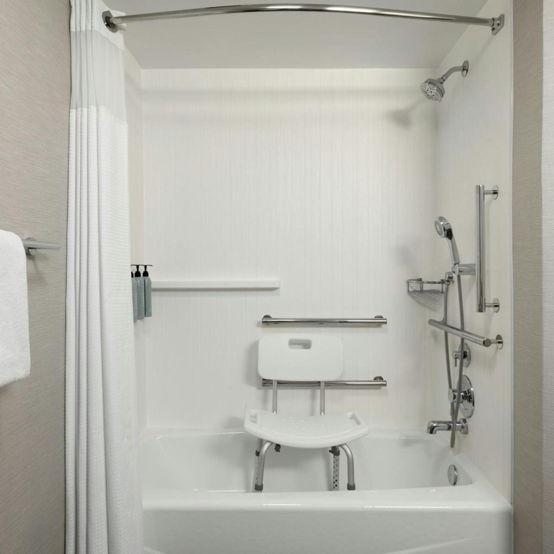 غرفة بسرير كينج بحوض استحمام لذوي الإعاقة، Courtyard By Marriott Kokomo 5/6