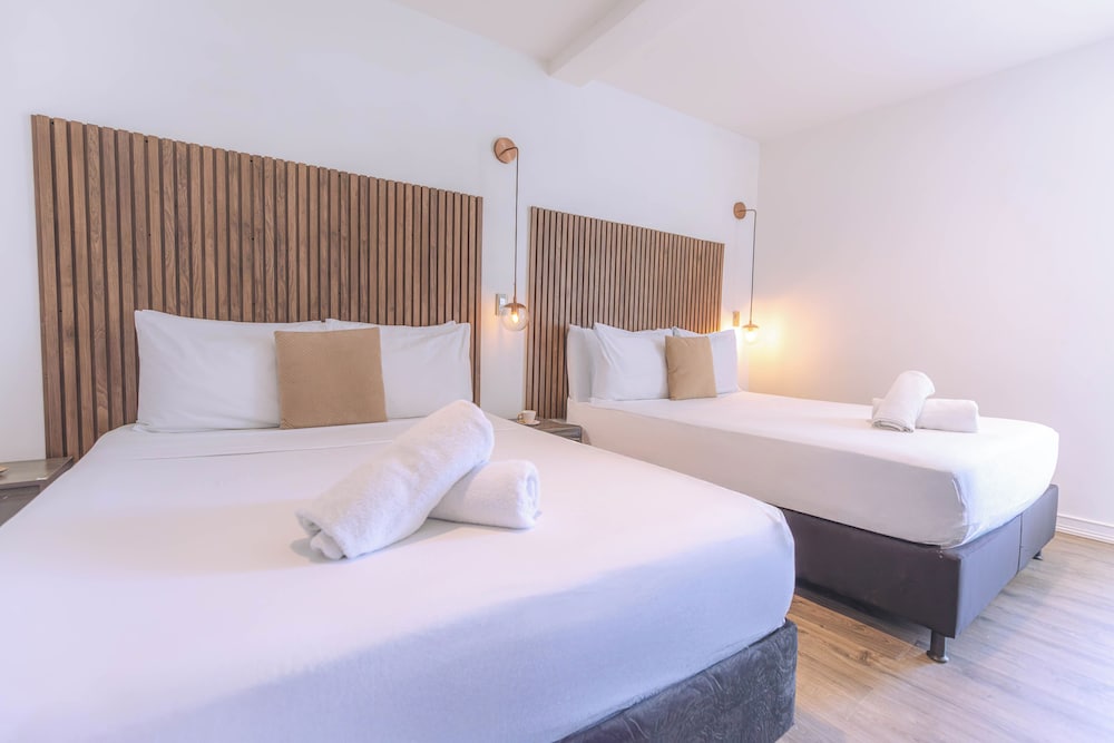 ROOM, QUADRUPLE