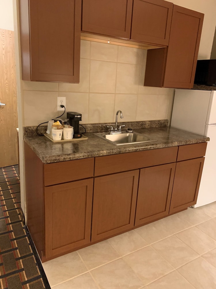 Super 8 by Wyndham Valparaiso 5/23