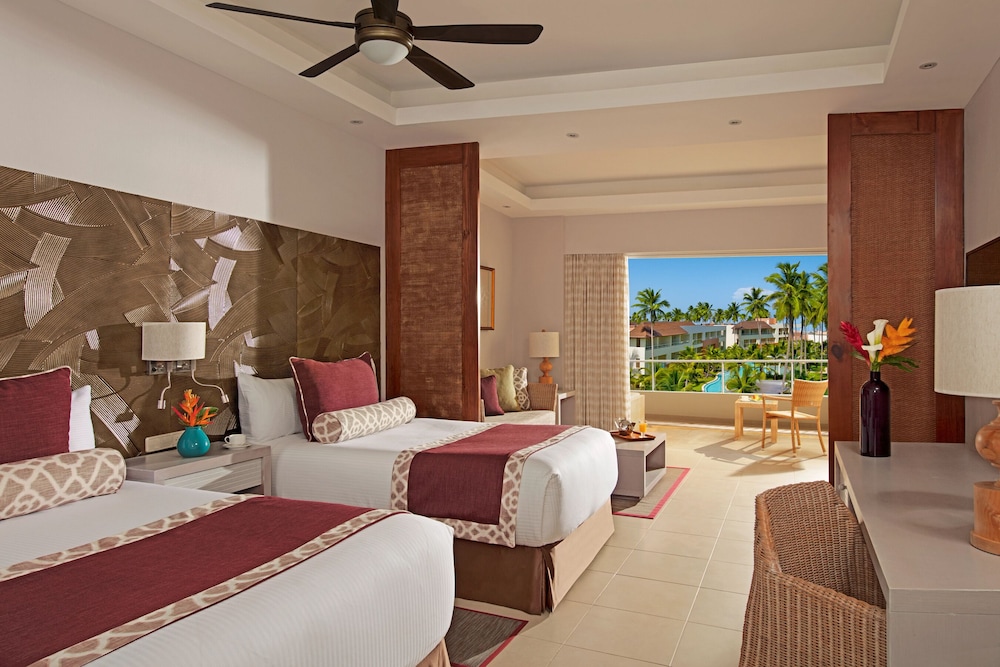Preferred Club, Junior Suite, Family, 1 King and 2 Double Beds, Pool Terrace