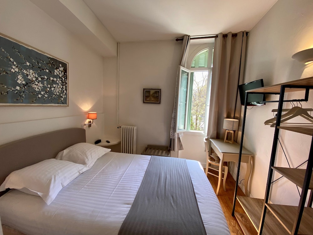 Standard, Double Bed, Road Side