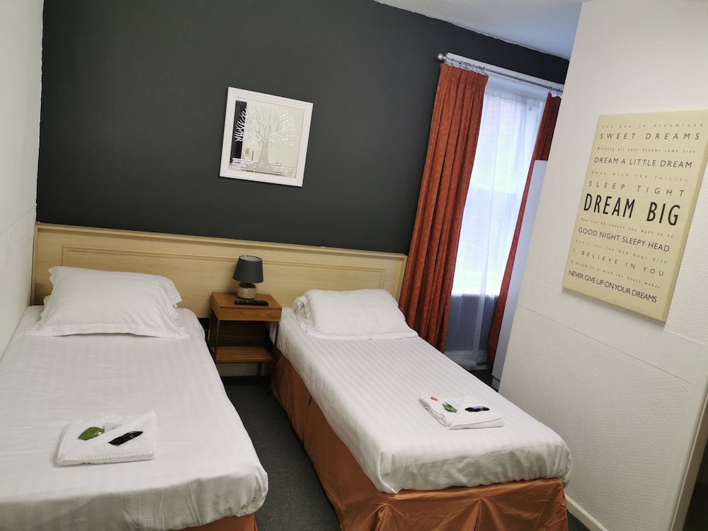 The New Oxford Hotel 6/43
