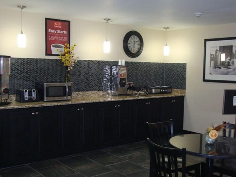 Econo Lodge Inn & Suites Jackson Northwest 10/38