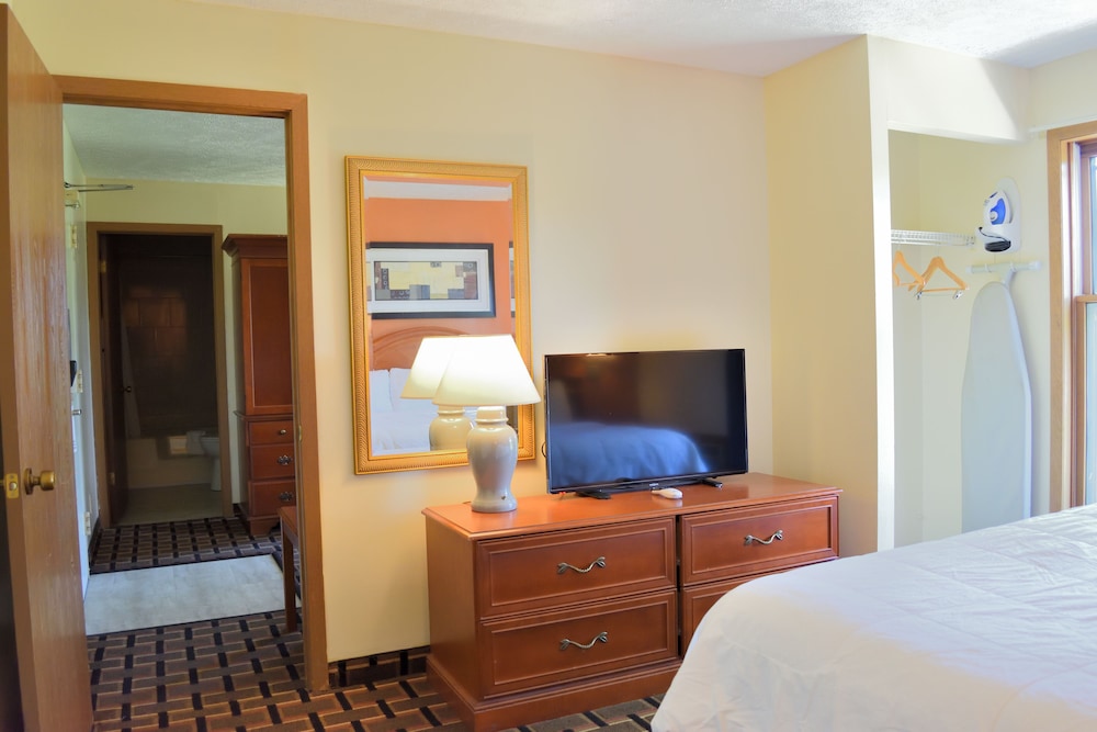 Great Lakes Inn and Suites 19/45