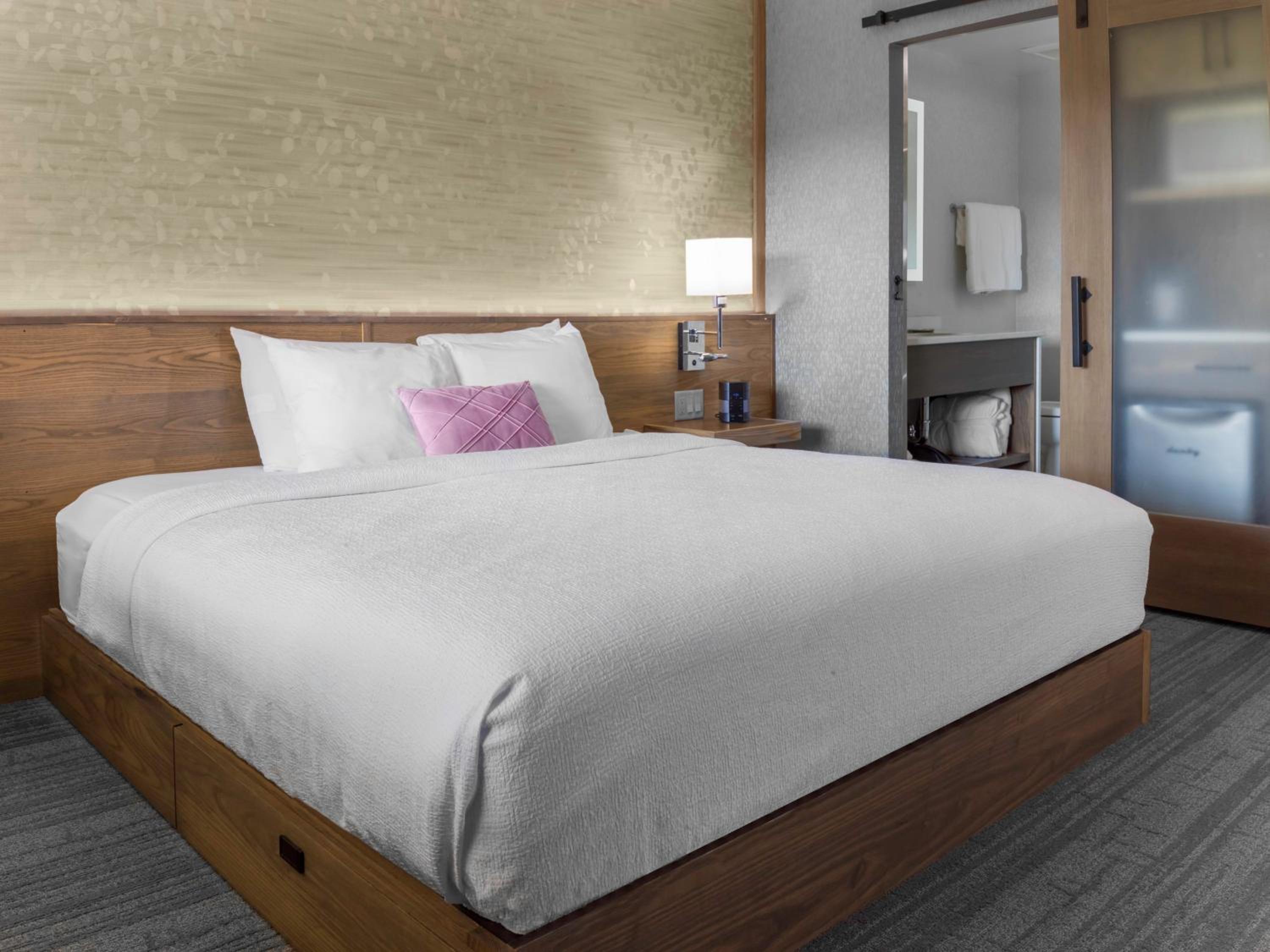 غرفة قياسية بسرير مزدوج، voco Niagara Falls - the Cadence, an IHG Hotel 2/4