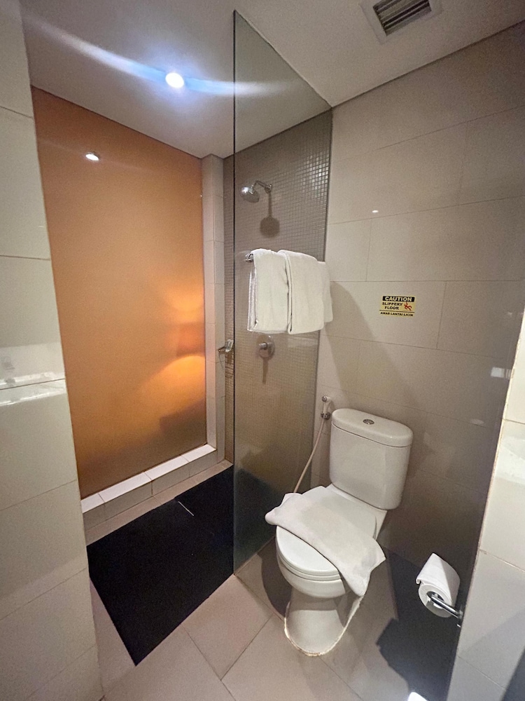 SOLL MARINA HOTEL SERPONG 63/64