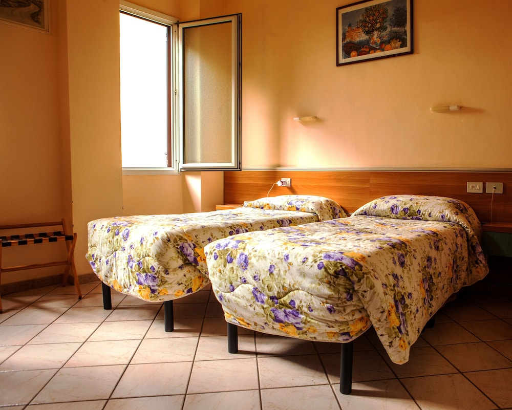 ROOM, TWIN BEDS