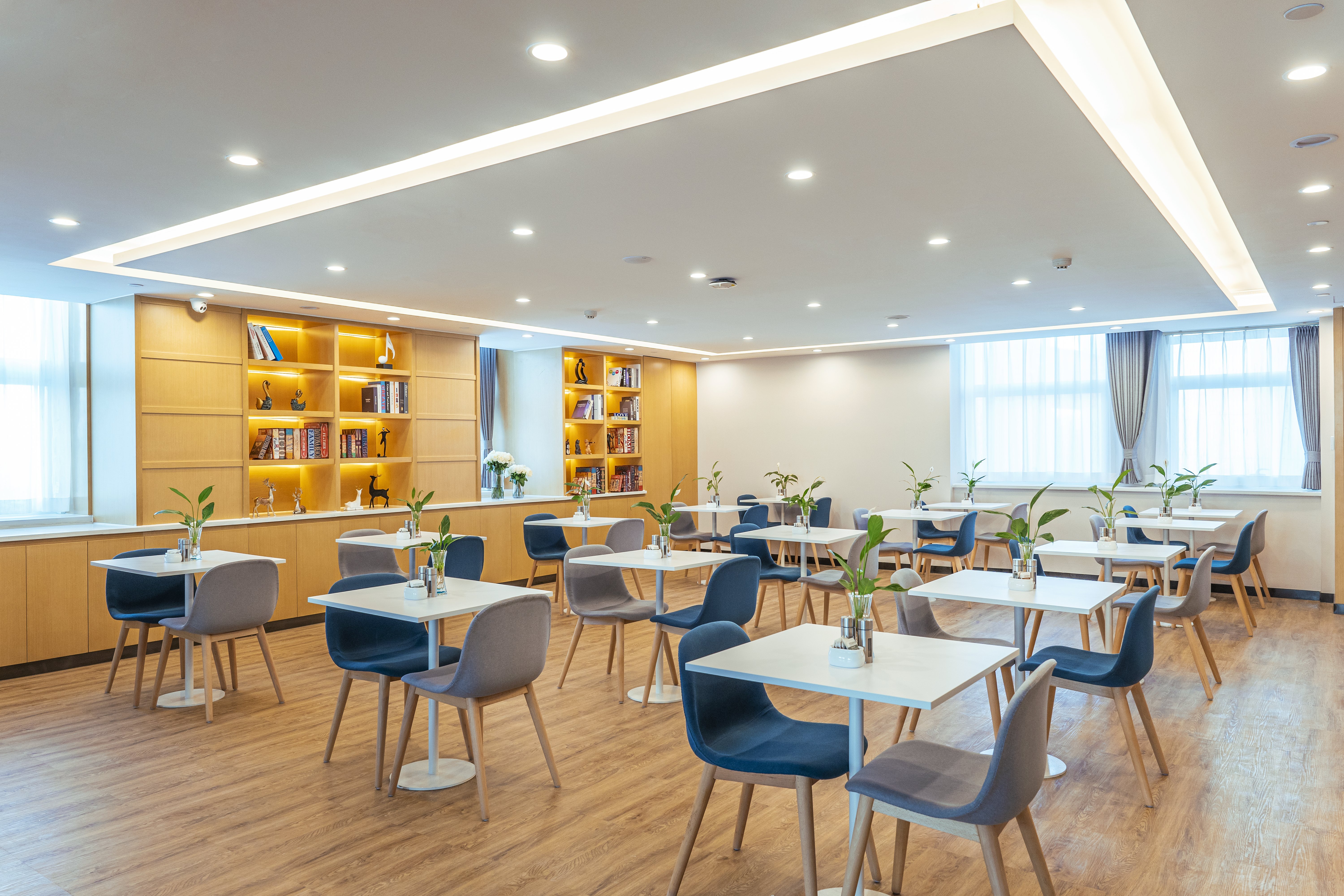 Holiday Inn Express Urumqi Station 20/23