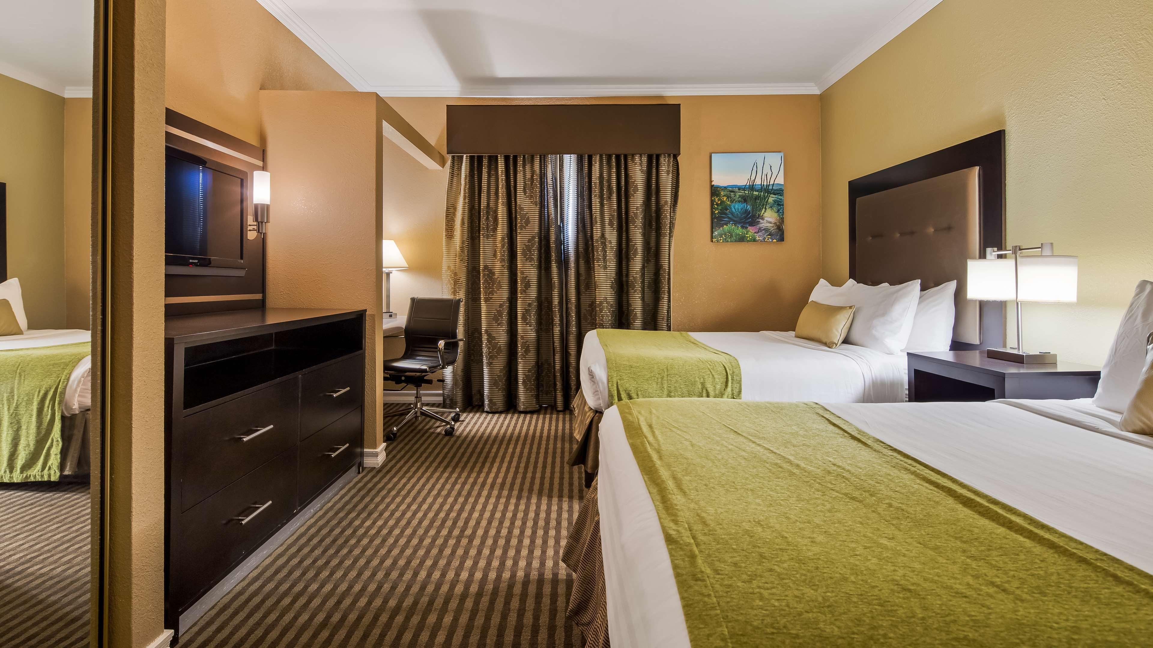 Suite, 2 Queen Beds, Royal Sun Inn & Suites 3/6