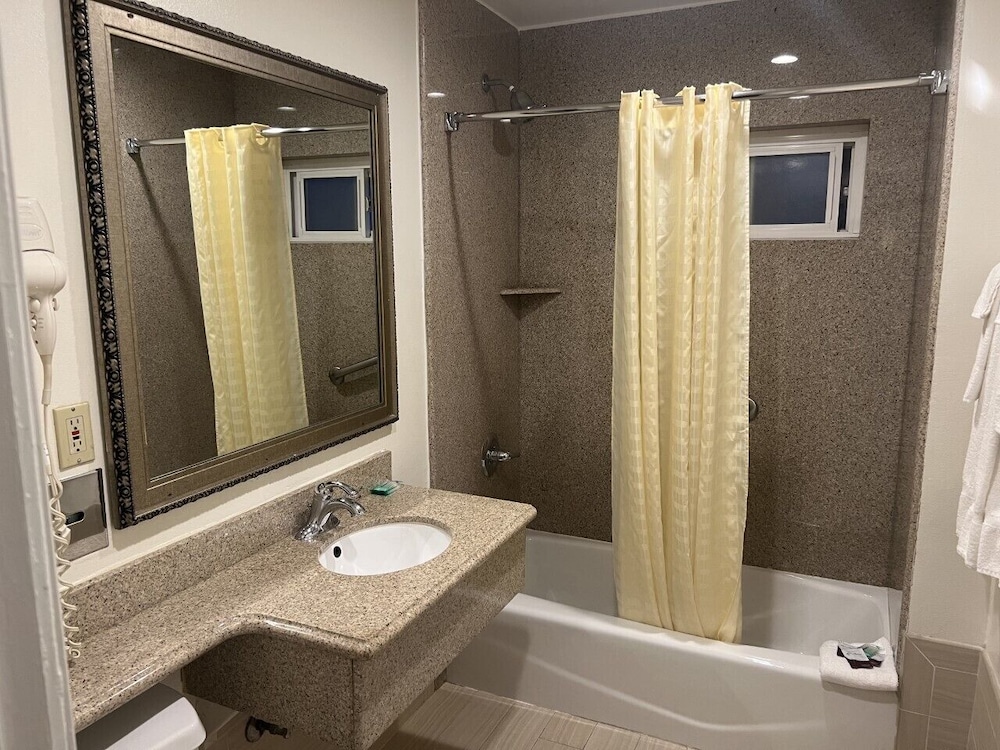 Redondo Inn and Suites 30/48
