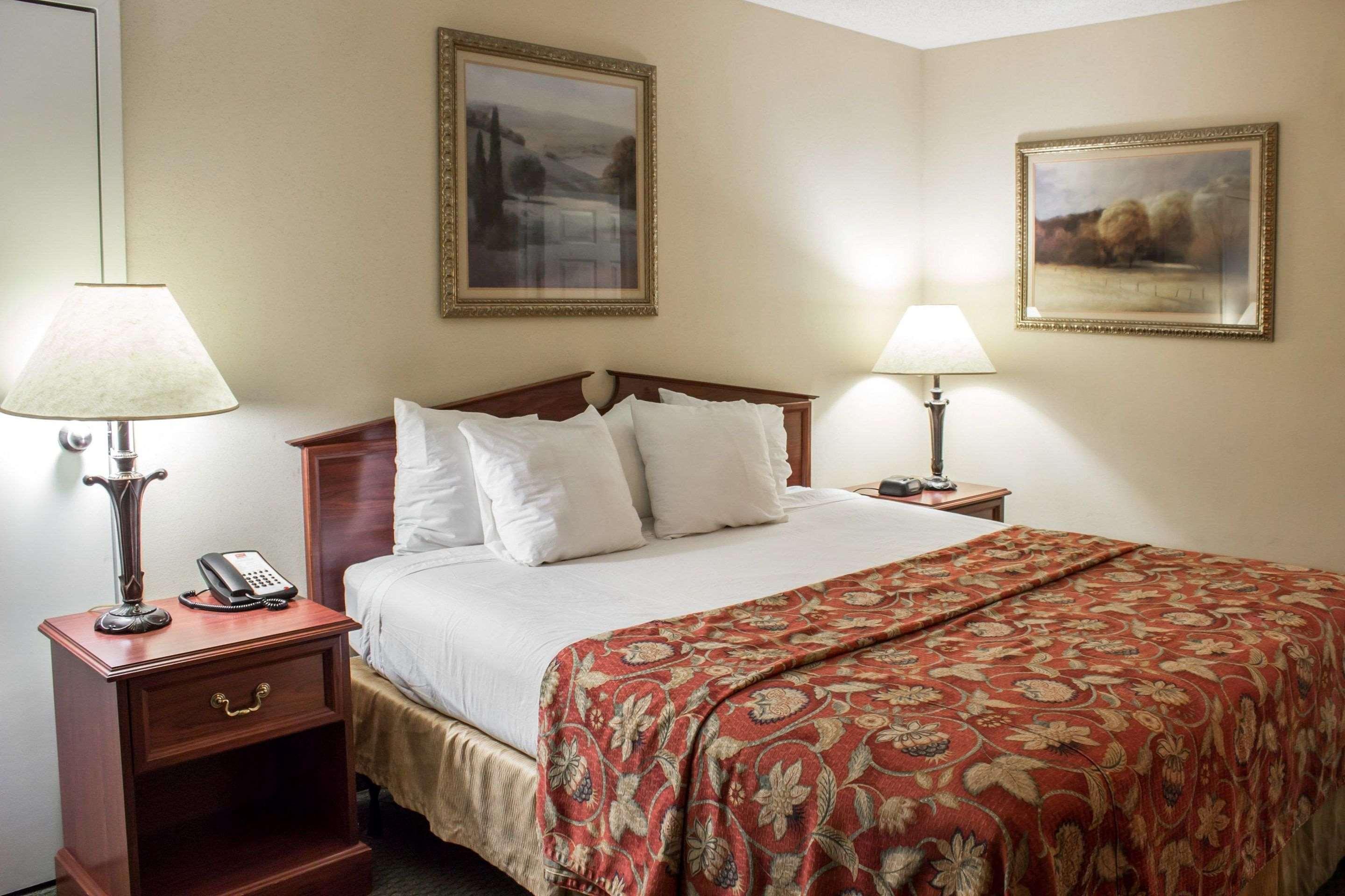 Econo Lodge Greenville near University 42/64