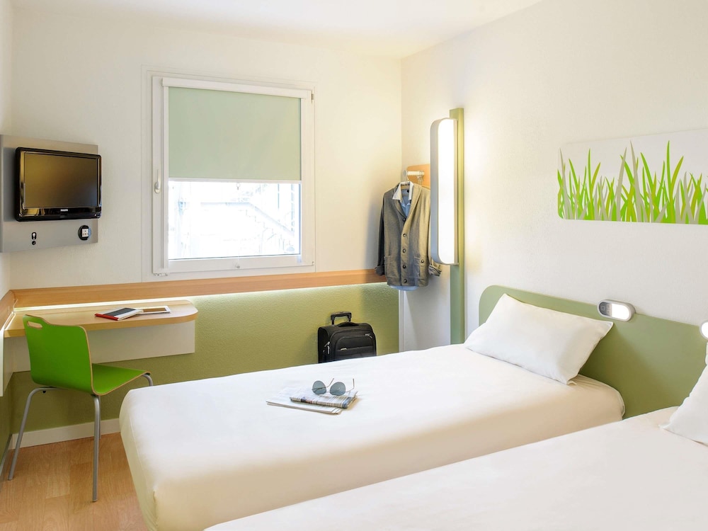 ROOM, TWIN BEDS