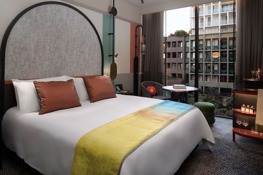 Qt, King Bed