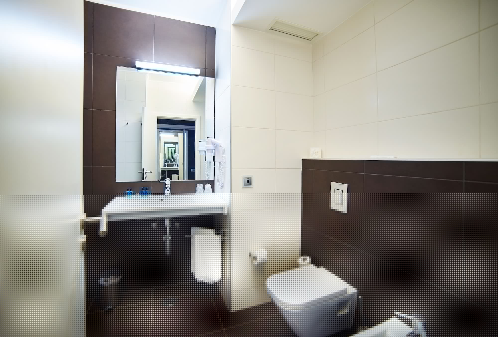 جناح بريميوم بسريرين منفصلين بإطلالة على المسبح مع أريكة، RR Alvor Baia Resort 2/3