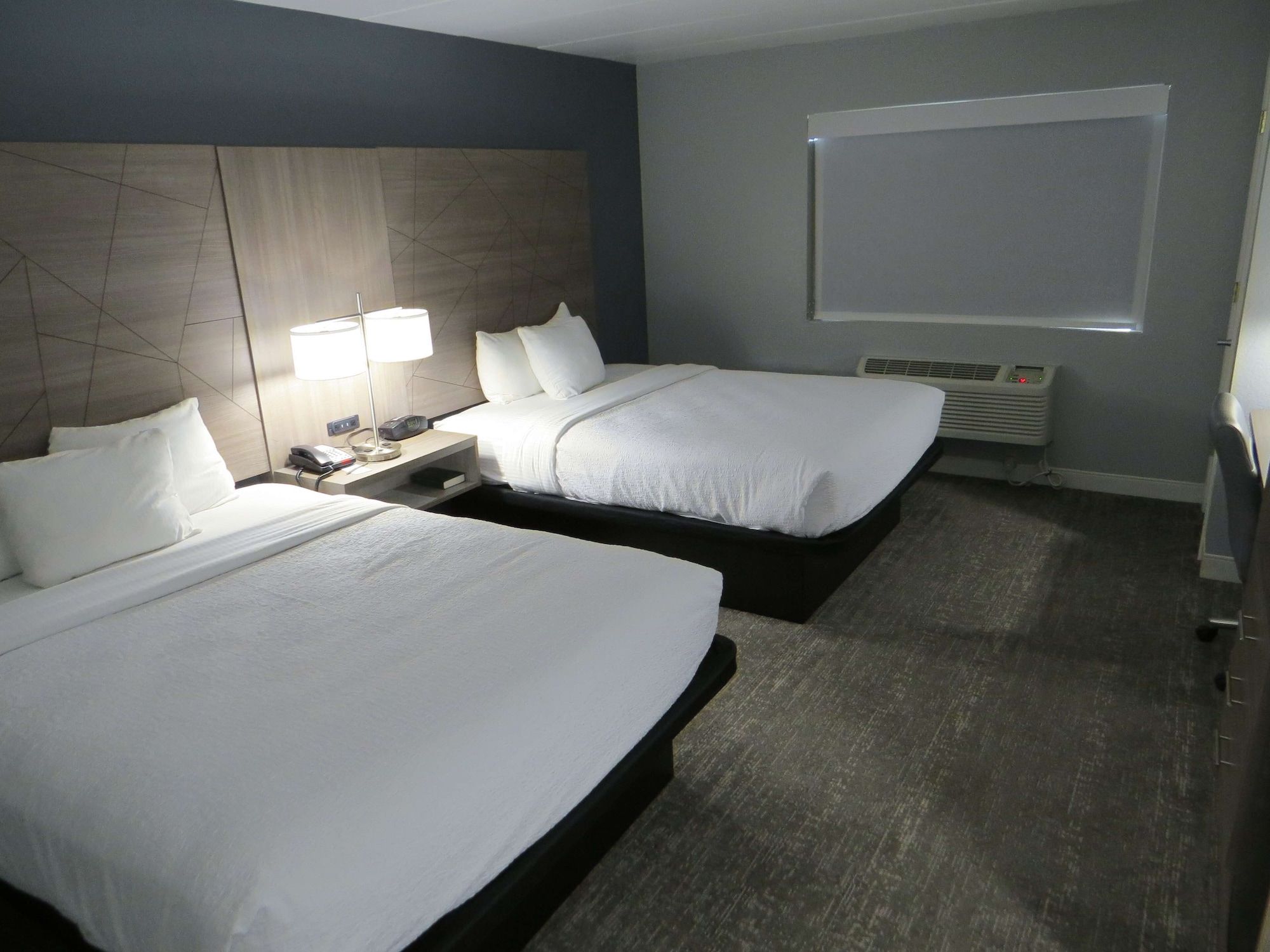 STANDARD, 2 QUEEN BEDS