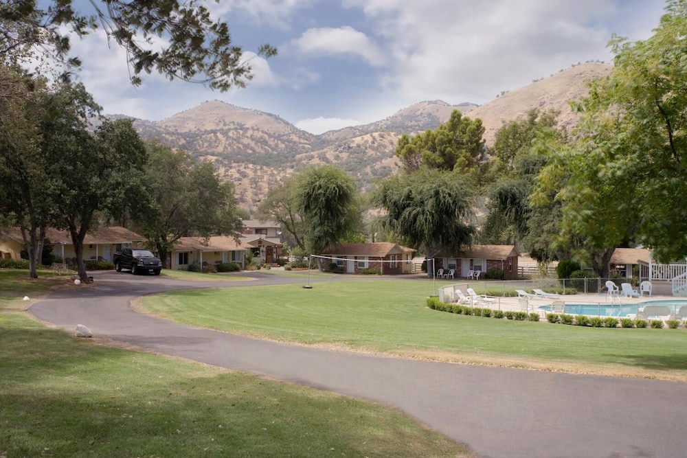 Lazy J Ranch-Americas Best Value Inn 46/52