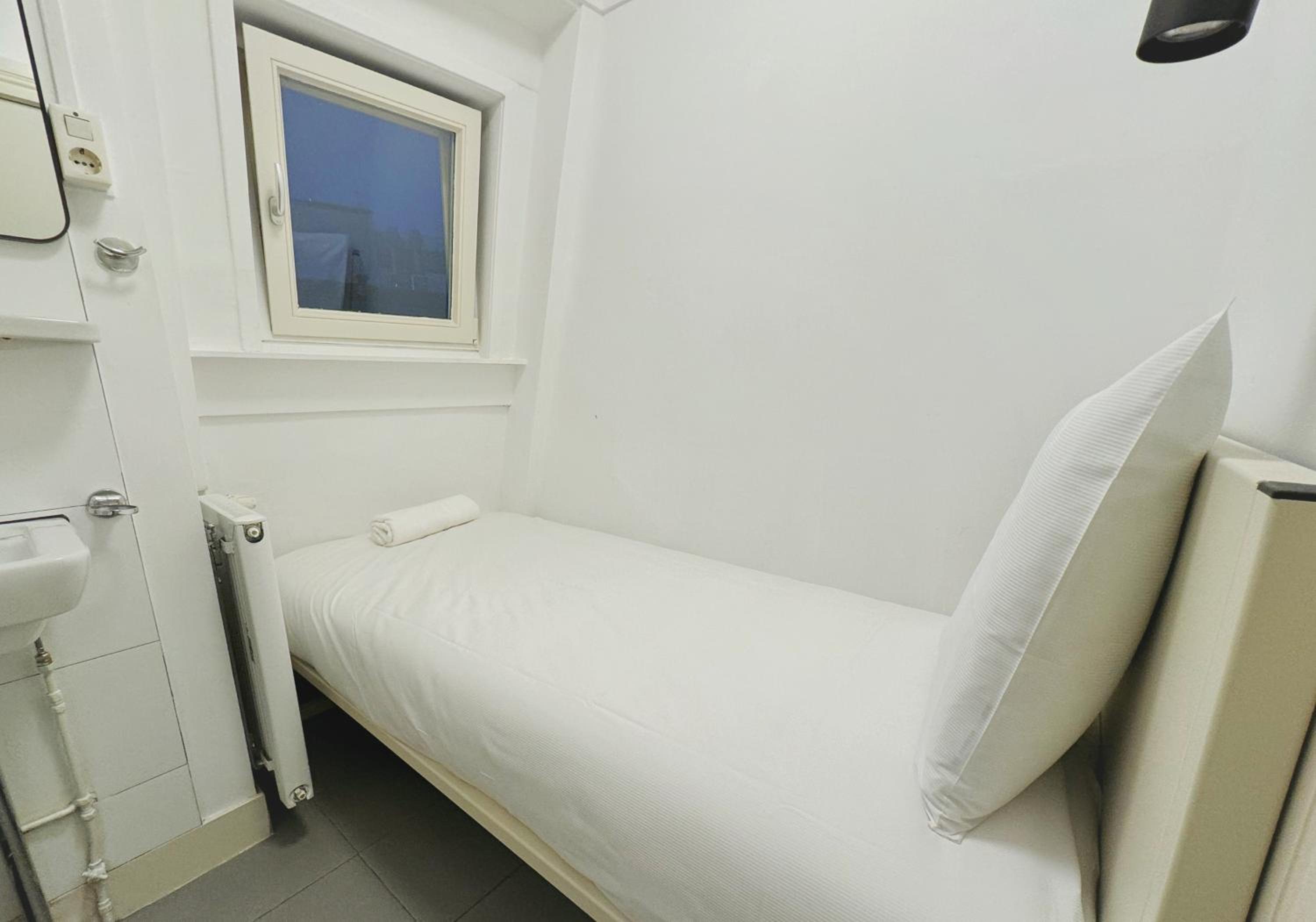 Room, Single, Shared Bathroom