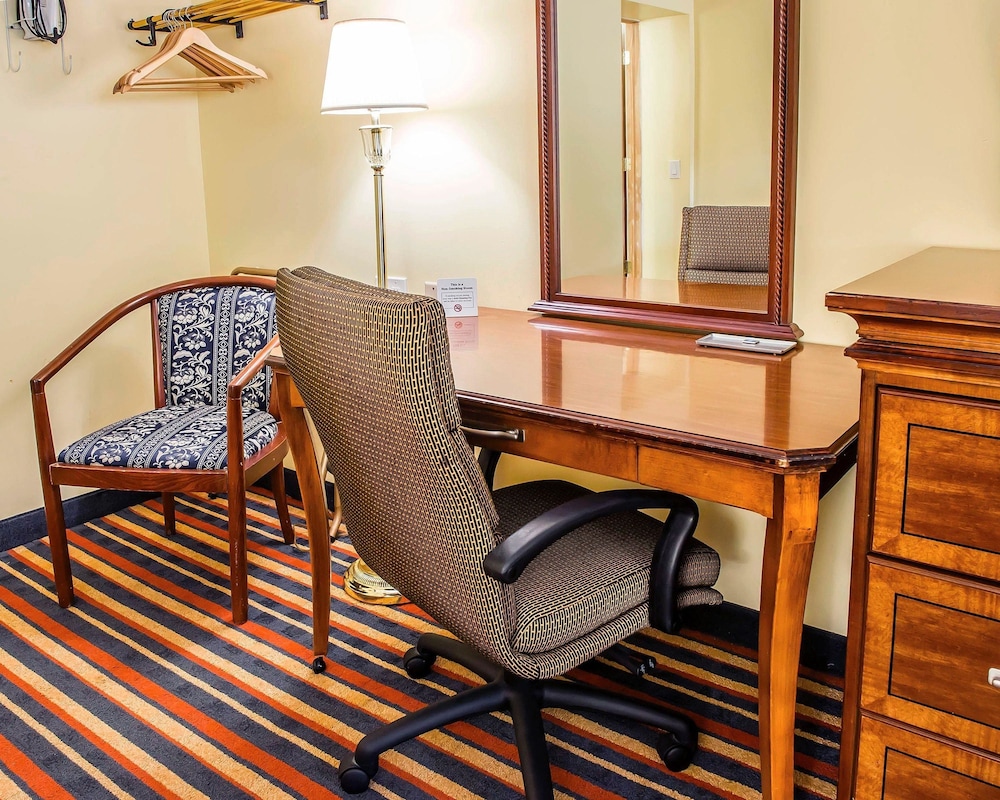 Econo Lodge Jefferson Hills Hwy 51 30/33