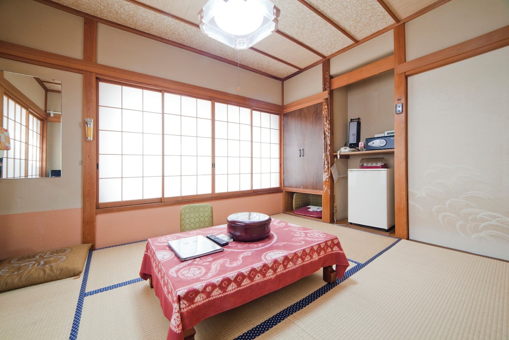 ECONOMY, TRIPLE, 3 FUTON BEDS