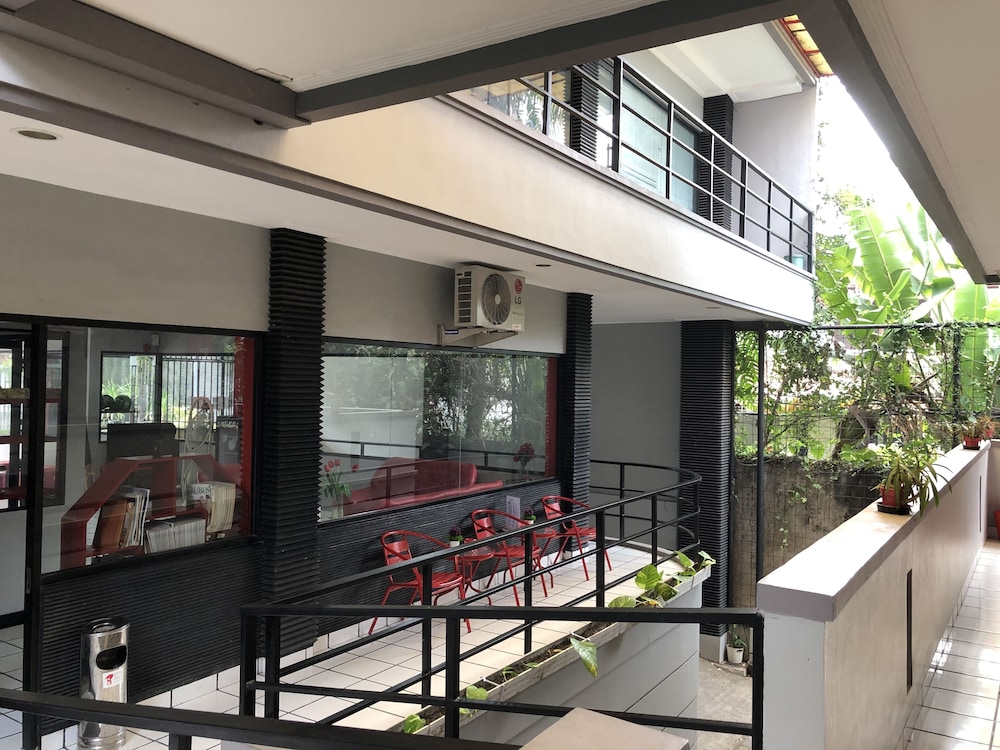 Reddoorz Plus Near Rs Fatmawati 2 21/28