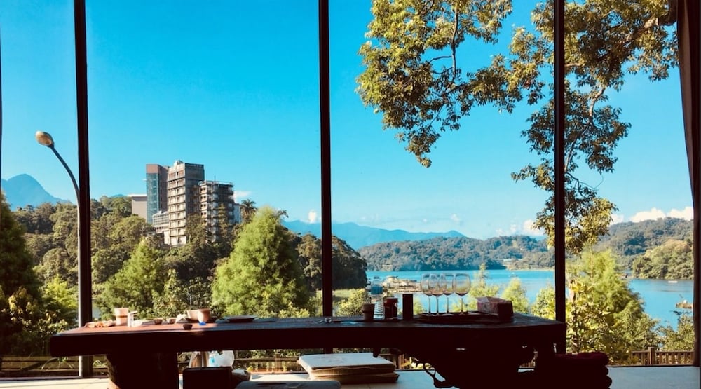 Yue Lake Backpackers 40/49