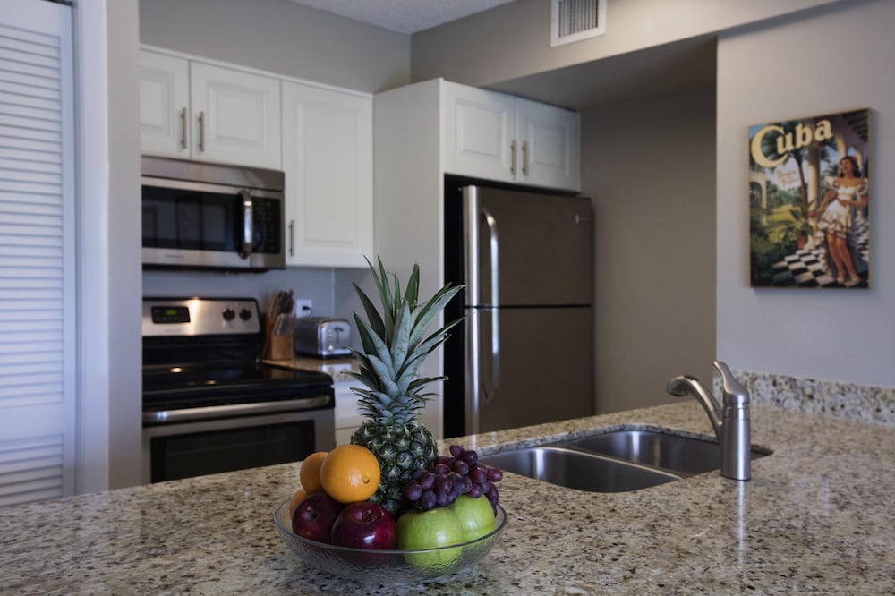 Ocean Pointe Suites Hotel 32/38