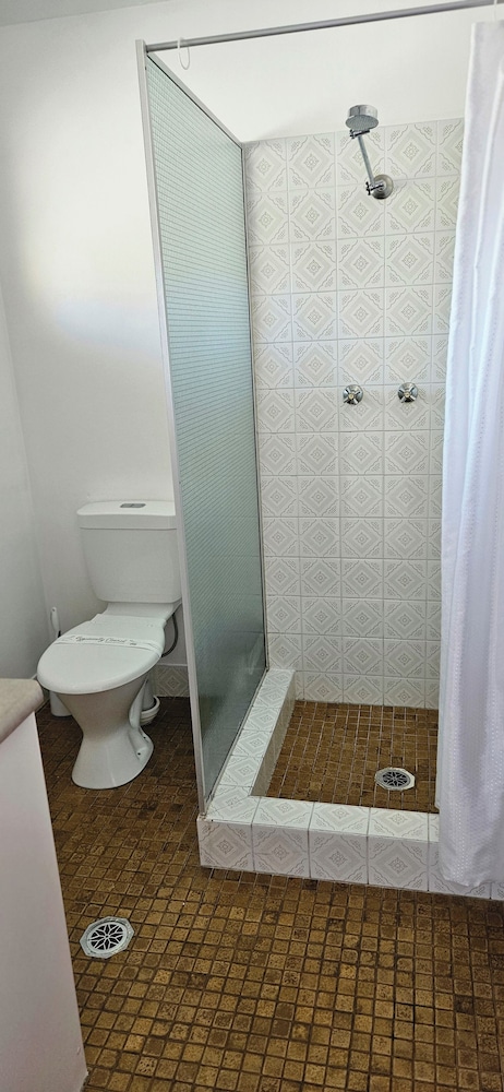 Port O Call Motel 52/54