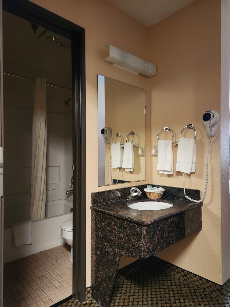 Luxury Inn And Suites 74/75