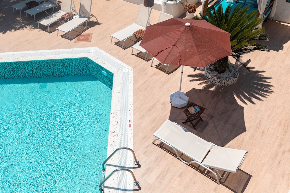Bronze Hotel - Adults Only 27/32