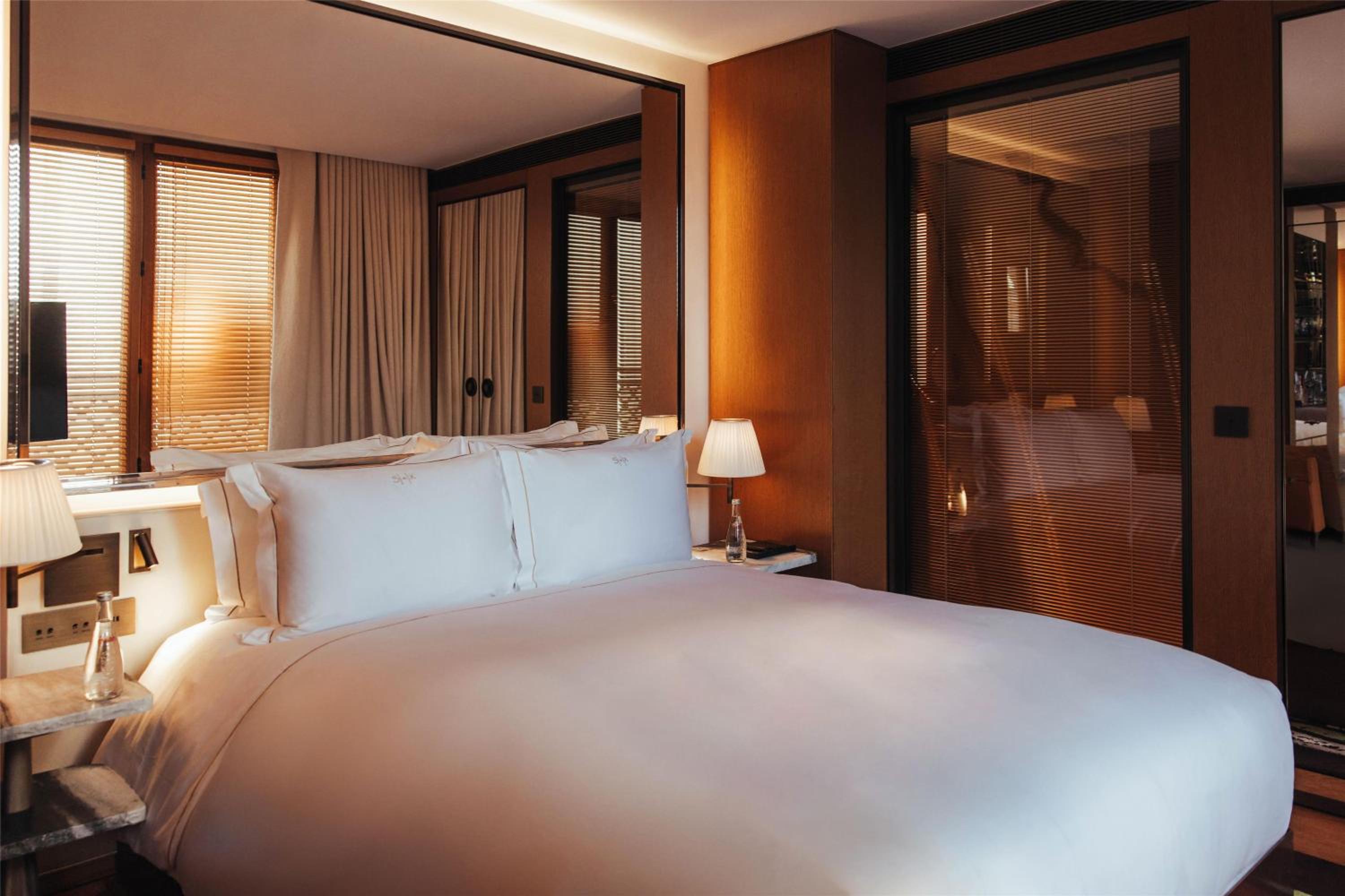 Sax, Queen Bed