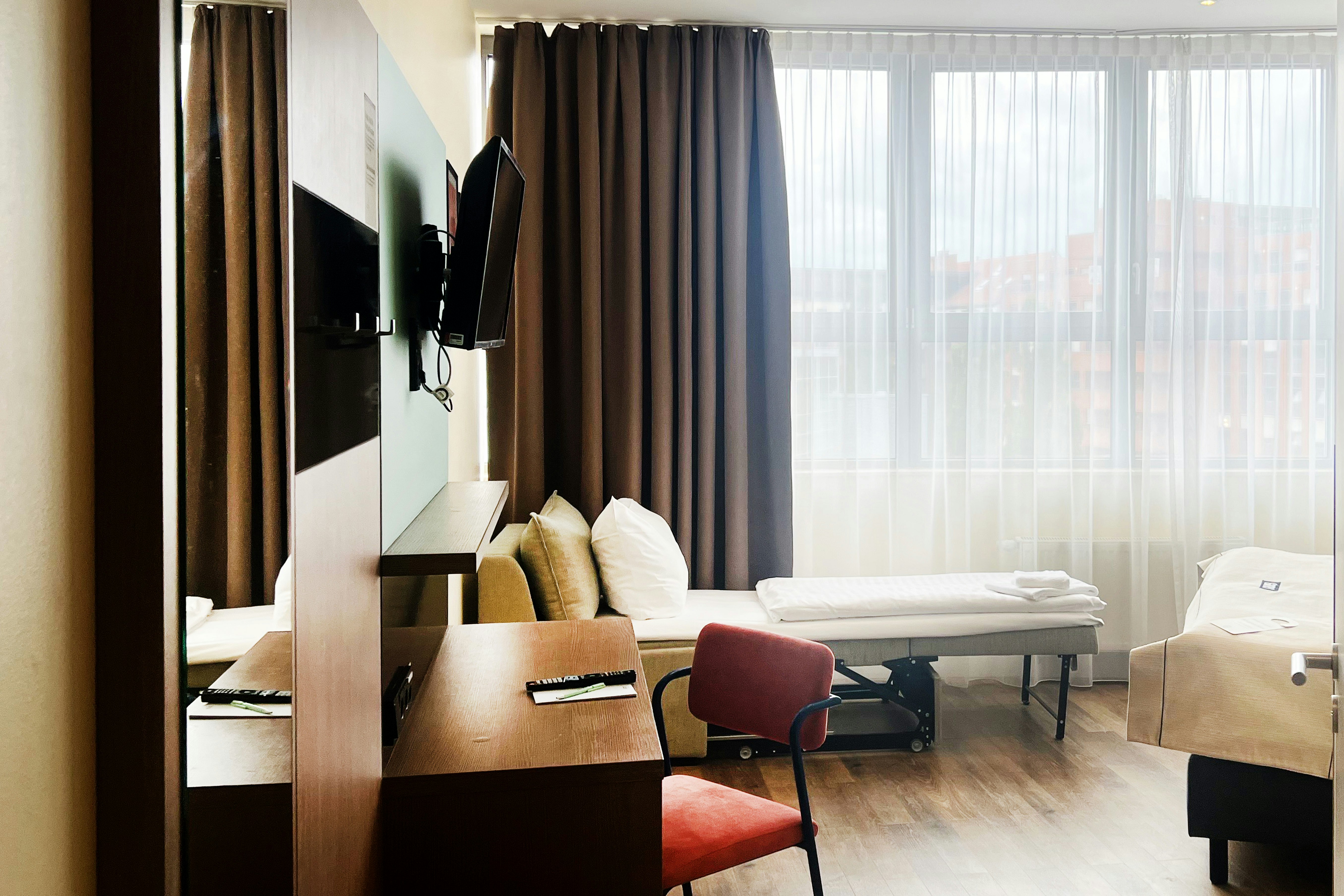 غرفة بريميوم بسريرين منفصلين مع أريكة، Garner Hotel Berlin - Charlottenburgm, an IHG Hotel 8/9